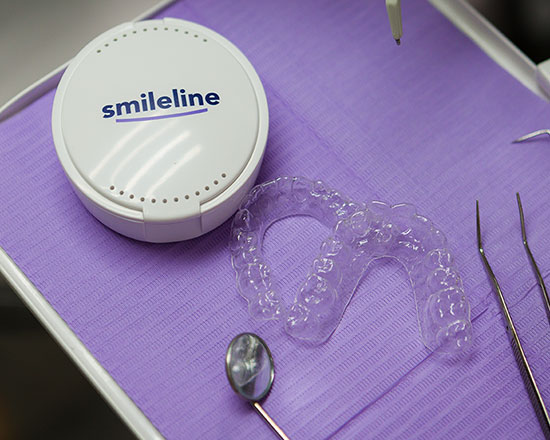 Zdjęcie pokrowca na leżący obok nakładkowy przezroczysty aparat ortodontyczny Smileliner 1