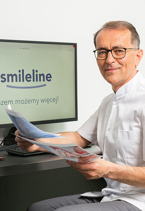 Profesor Piotr Fudalej w tle monitor z logiem Smileline 1