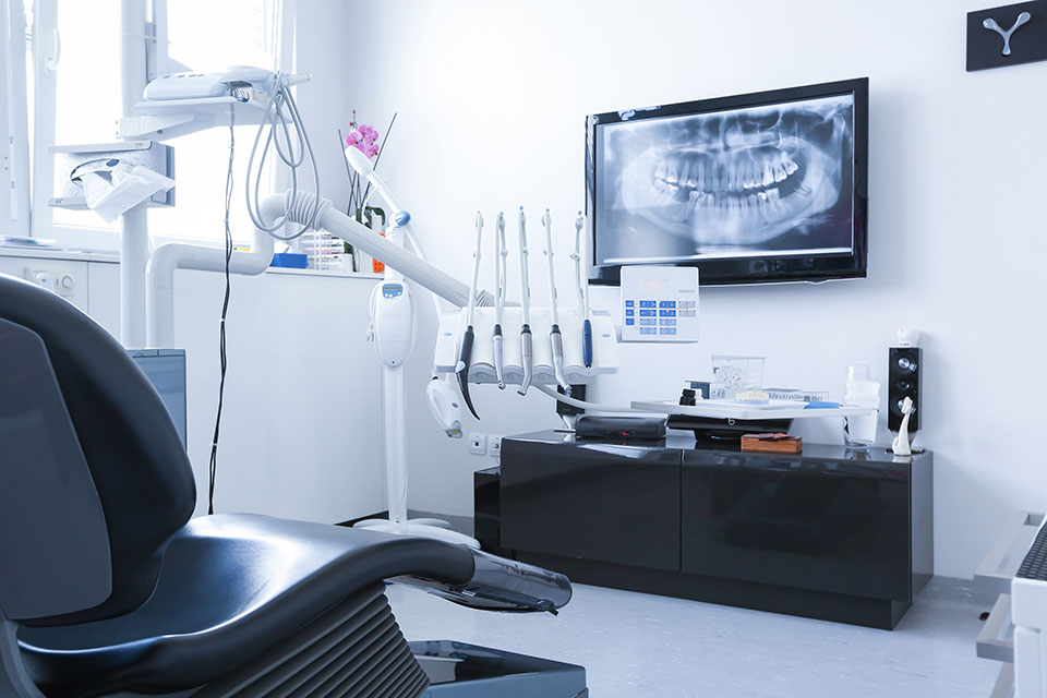 Nowoczesny unit stomatologiczny, monitor na ścianie z wyświetlonym zdjęciem pantomograficznym 1