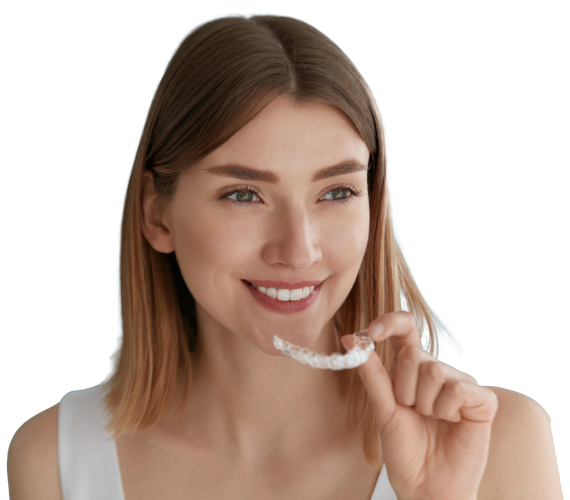 Uśmiechnięta młoda kobieta trzymająca w ręku przezroczystą nakładkę ortodontyczną 3